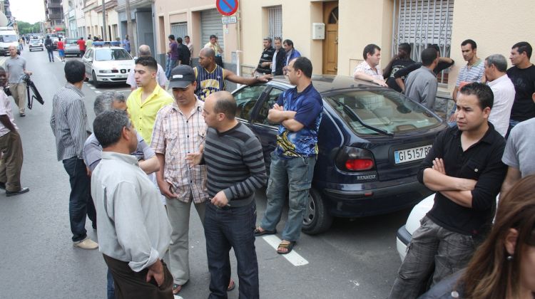 Un grup de curiosos s'ha aplegat al carrer on han passat els fets © M. Estarriola