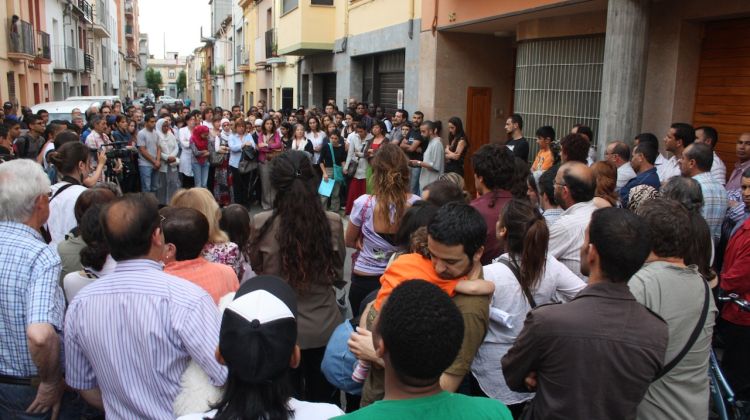 Més de 200 persones s'han reunit al punt on han assassinat a Fariba B. © M. Estarriola
