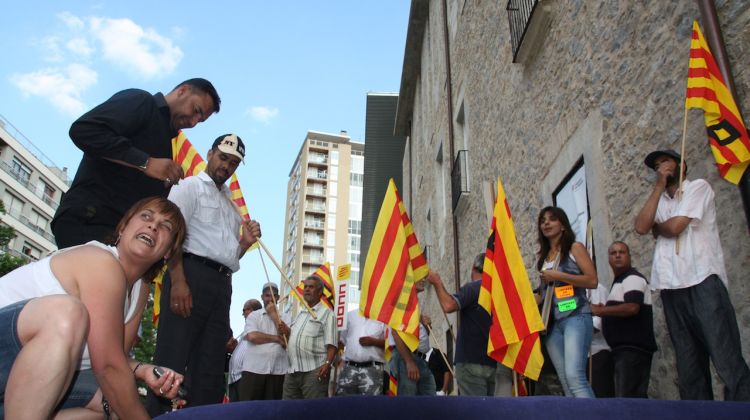 Les treballadores de la neteja inflant matalassos davant la seu del Govern a Girona © ACN