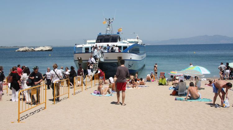 L'arribada del vaixell a la platja de l'Escala © ACN