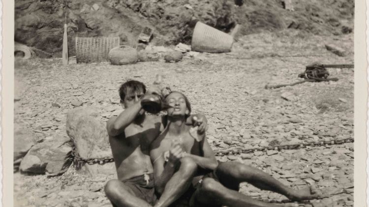 Salvador Dalí i Luis Buñuel a la platja l'any 1929 © ACN