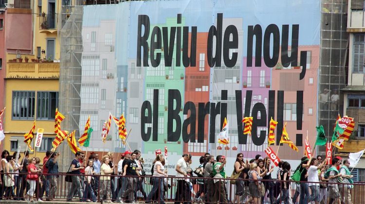 Els manifestants s'han apoderat de la típica imatge de Girona creuant el pont de l'Onyar © ACN