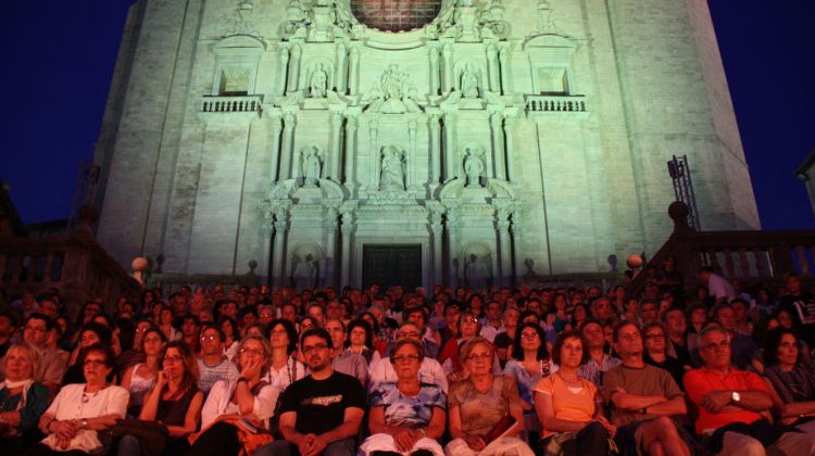 El públic a les escales de la catedral de Girona, en un moment del concert © ACN