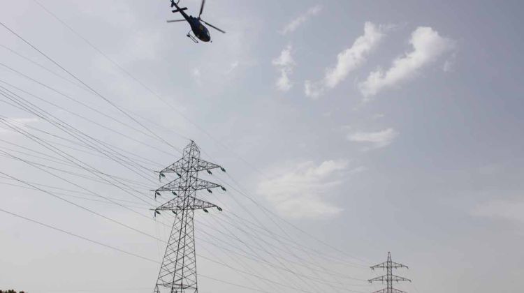 Endesa està revisant amb un helicòpter els més de 2.500 quilòmetres de xarxa elèctrica gironina © ACN
