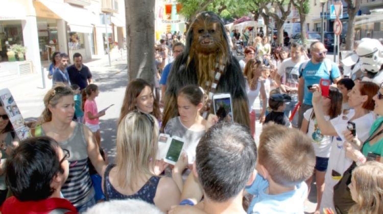 Visitants fotografiant-se amb Chewbacca de la Guerra de les Galàxies © ACN