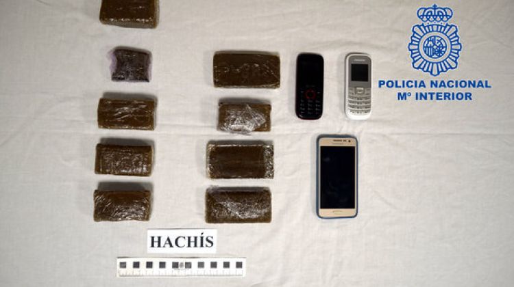 Les tauletes d'haixix que els agents de la policia espanyola van localitzar en una bossa