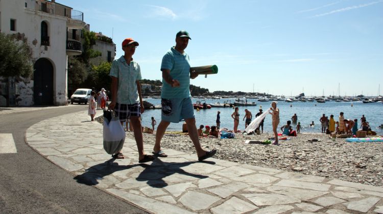 El nou front marítim de Cadaqués prioritza el pas de vianants © ACN