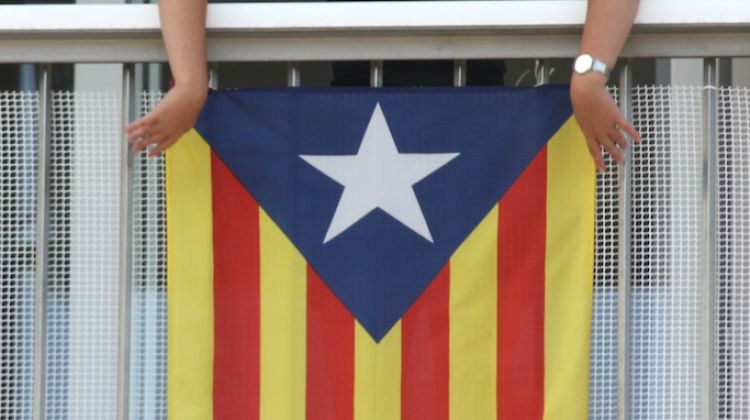 Mercè Escarrà amb l'estelada penjada al balcó © ACN