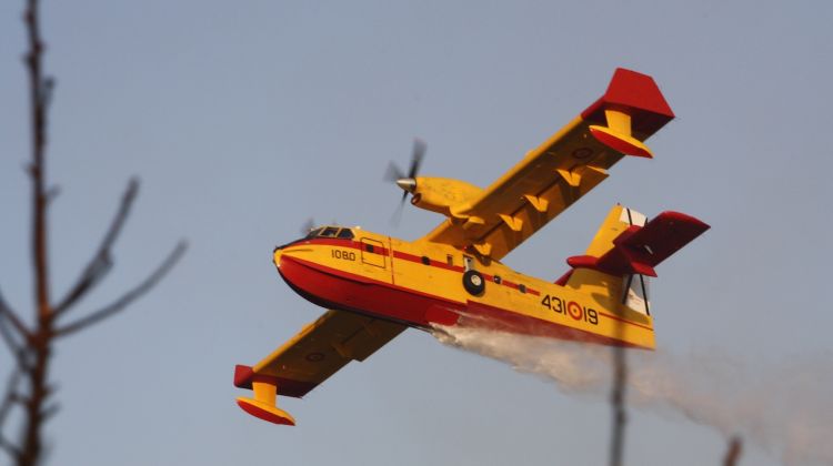 Un dels avions treballant per remullar la zona © Mariona Velez