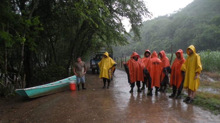 La policia mexicana buscant a les joves de Cassà amb Bernat Palau a la dreta © ACN