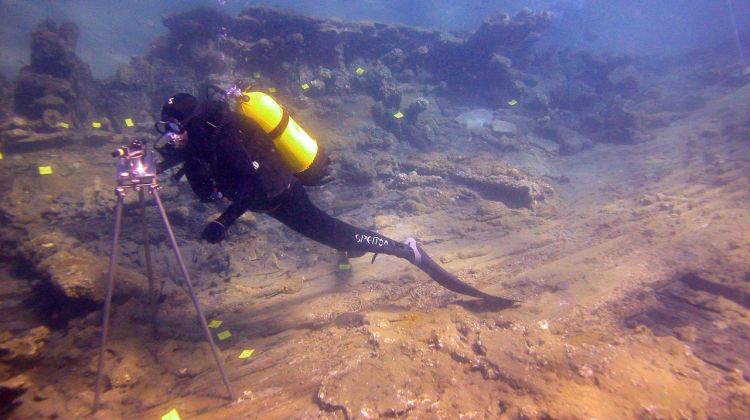 Estudiant el fons marí amb les restes del vaixell romà © ACN