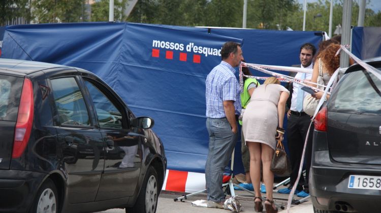 La comitiva judicial i agents dels Mossos d'Esquadra inspeccionant el lloc dels fets © ACN