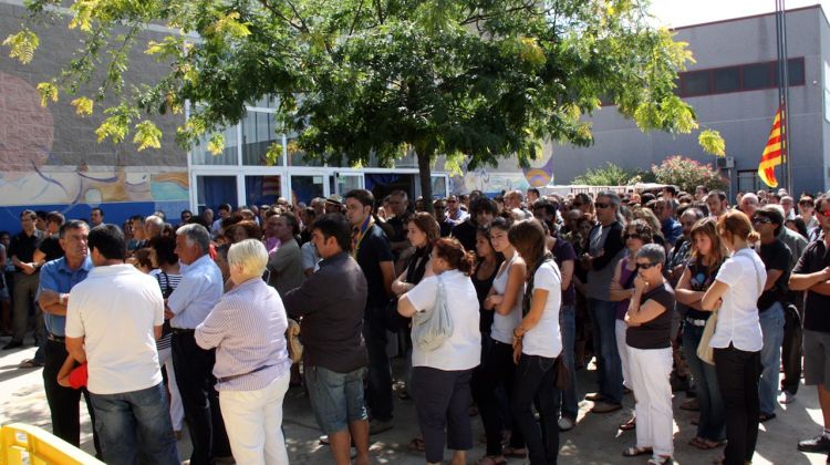 Molta gent s'ha quedat fora del pavelló, ple a vessar © ACN