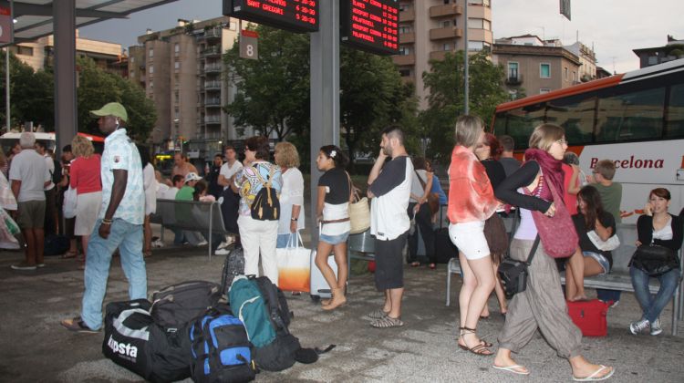 Passatgers esperant a l'estació d'autobusos de Girona © ACN