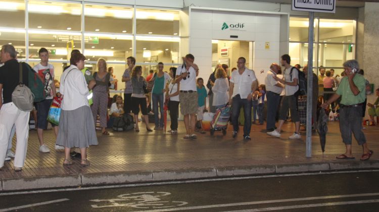 Usuaris de Renfe esperant davant de l'estació de Girona © ACN