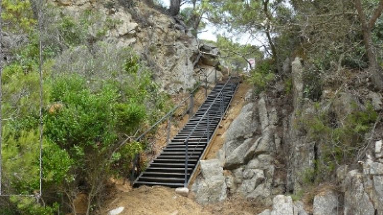 Aquesta és l'escala que es va instal·lar sense permisos d'obra © SOS Lloret