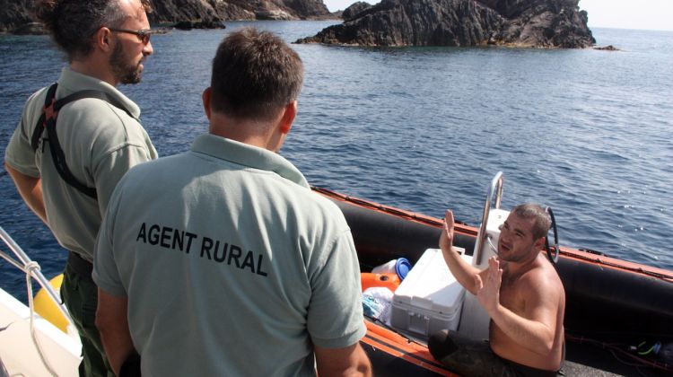 Els Agents Rurals pentinen el mar per aire i aigua per evitar activitats delictives © ACN
