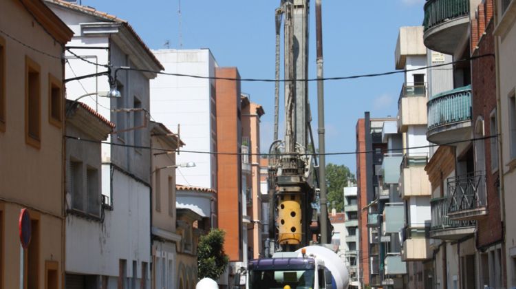 Un dels pous de compensació del TAV a Girona s'està construint al carrer Francesc Roges © ACN