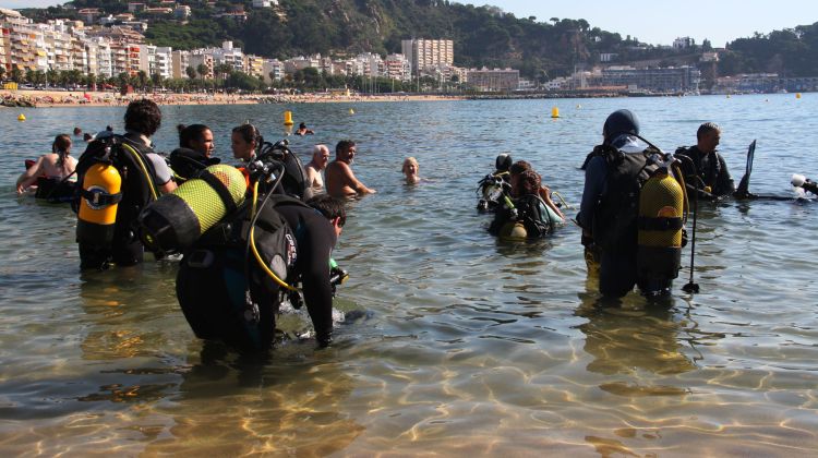 Diversos participants a punt de submergir-se per netejar el fons marí © ACN