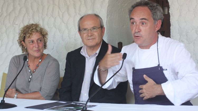 Ferran Adrià acompanyat de José Montilla i Magda Casamitjana © M. Estarriola