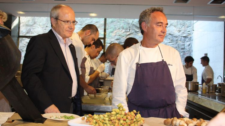 José Montilla a la cuina del Bulli acompanyat per Ferran Adrià © M. Estarriola