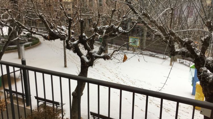 La neu ha agafat als carrers i places de Sant Hilari Sacalm © Elisabet Gubern/ACN