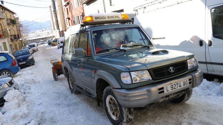 Un vehicle de la brigada municipal de Puigcerdà tirant potassa pels carrers © ACN