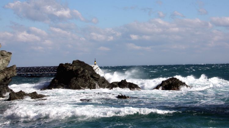 El fort onatge a la platja de la Gola de Llançà © ACN