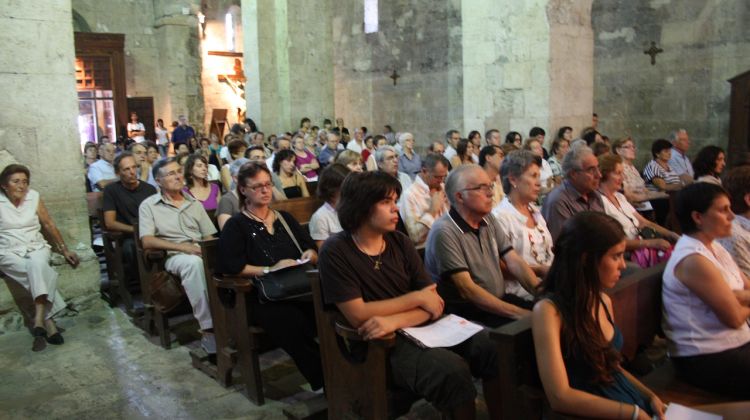 Poc més de dues centes persones van omplir el monestir de Sant Pere © M. Estarriola