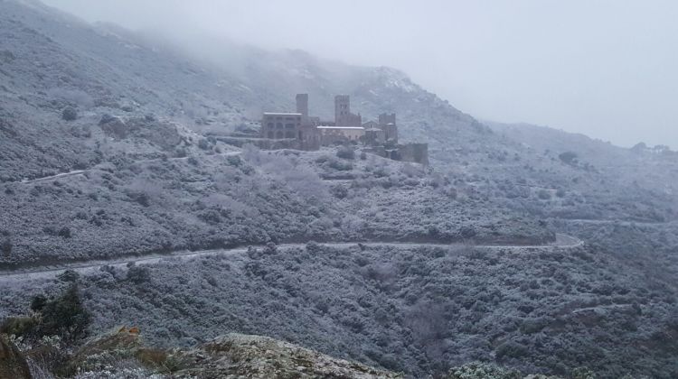 El Monestir de Sant Pere de Rodes, completament enfarinat. Josep Maria Cervera