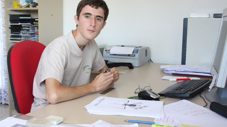 Jordi Batllori al seu estudi i una mostra d'ous de mosquit tigre a la taula © M. Estarriola