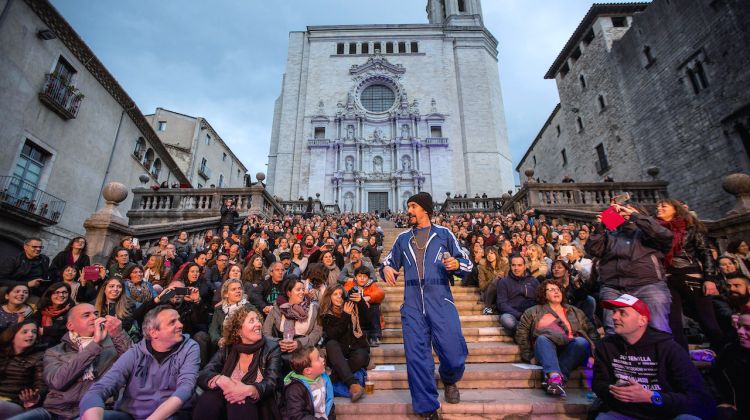 Macaco actuant a les escales de la Catedral de Girona. Eddy Kelele