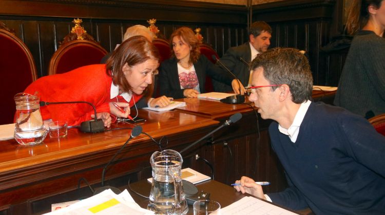 L'alcaldessa de Girona, Marta Madrenas, parlant amb el secretari municipal abans de l'inici del ple. ACN