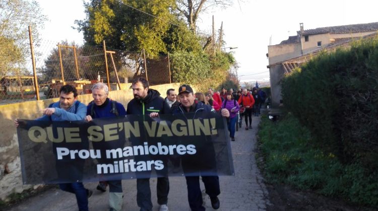 Els manifestants, camí del castell de Sant Miquel. Dani Cornellà