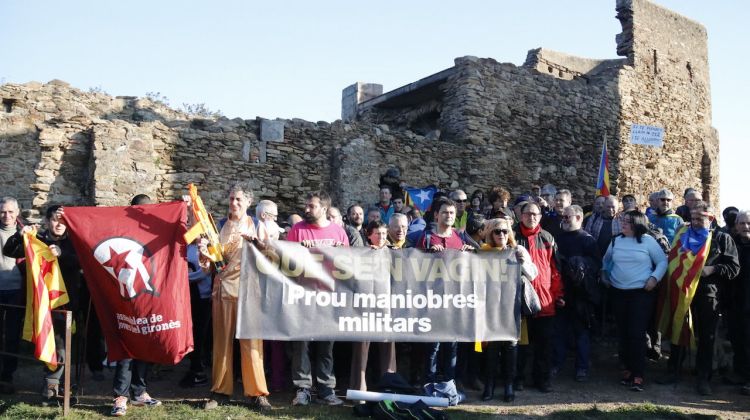 La pancarta que s'ha desplegat al castell de sant Miquel aquest matí. ACN