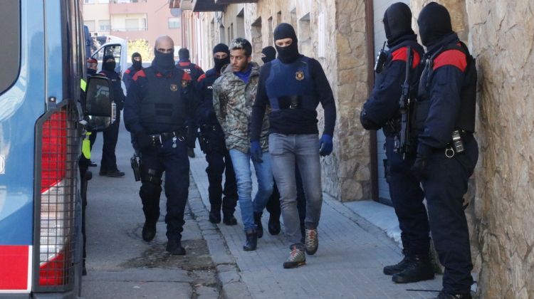 Els Mossos d'Esquadra s'enduen un dels detinguts en la macrooperació. ACN