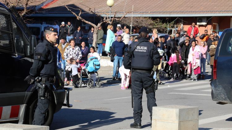 El macrodispositiu ha aixecat expectació al barri de Sant Joan de Figueres. ACN