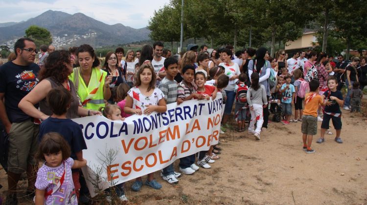 Concentració als terrenys on ha d'anar el futur CEIP Montserrat Vayreda © ACN