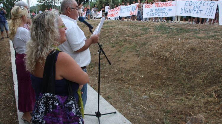 Membres de l'AMPA de l'IES Ridaure llegint un manifest de protesta per reclamar el nou centre © ACN