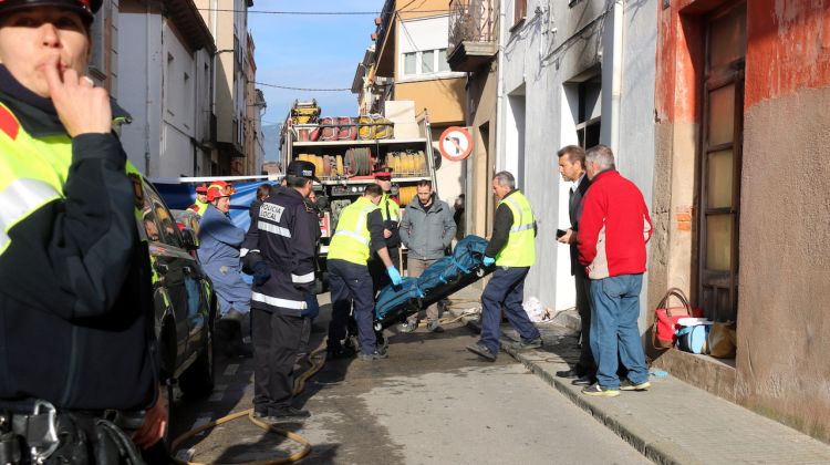 La funerària enduent-se el cos de la víctima de l'incendi de Santa Coloma de Farners. ACN