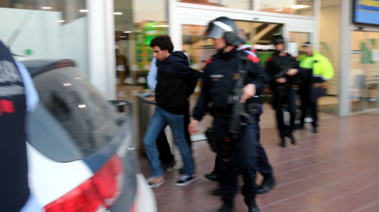 Els Mossos d'Esquadra enduent-se el jove detingut. ACN