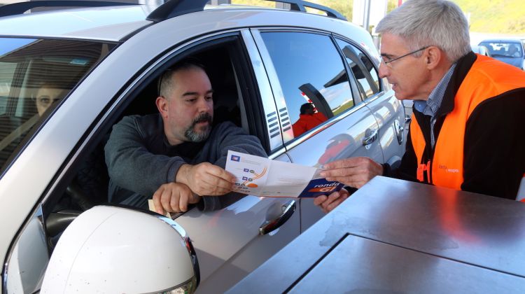 Un conductor agafat un prospecte a dins del qual hi ha inserit el dispositiu RondaGi. ACN