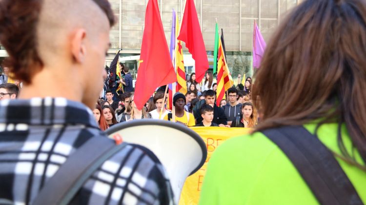 Dos estudiants manifestant-se amb la resta de companys al fons de la imatge. ACN