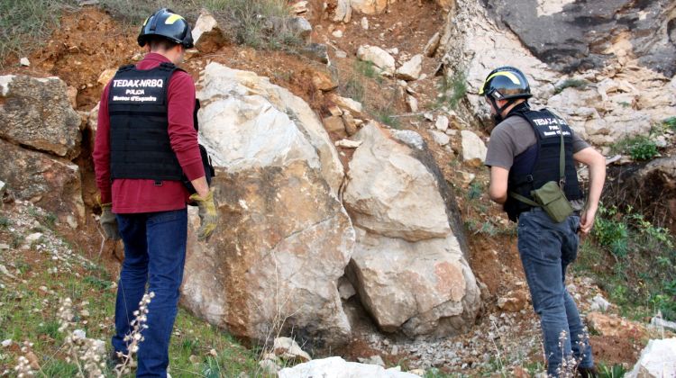 Dos efectius dels TEDAX preparant la zona per fer detonar un artefacte. ACN