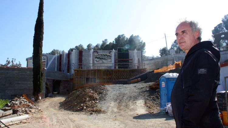 El cuiner, Ferran Adrià, a peu de l'obra que s'està fent a la cala Montjoi de Roses. ACN