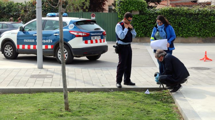 Els Mossos d'Esquadra i els agents d'investigació al lloc dels fets. ACN