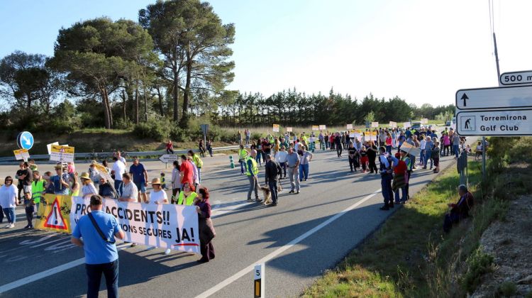 Els veïns blocant la carretera durant la manifestació. ACN