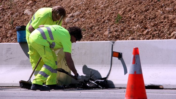 Dos operaris retirant restes dels vehicles sinistrats a l'accident de Vilademuls. ACN