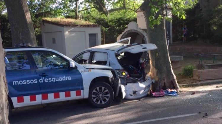 El cotxe encastat entre un arbre i el vehicle dels mossos. J. Ribas