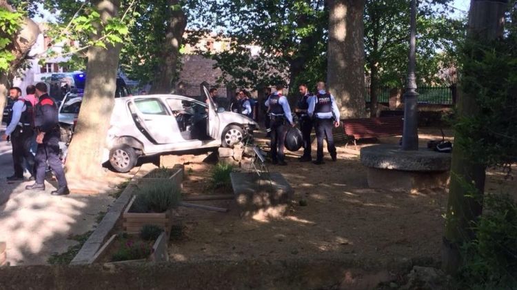 El cotxe encastat entre un arbre i el vehicle dels mossos. J. Ribas